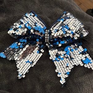 Cheer bow, sequence.
